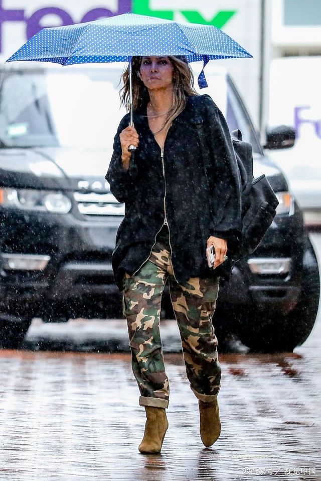 影星"哈莉·贝瑞"现身街头显臃肿,网友:当年的你,哪去了?